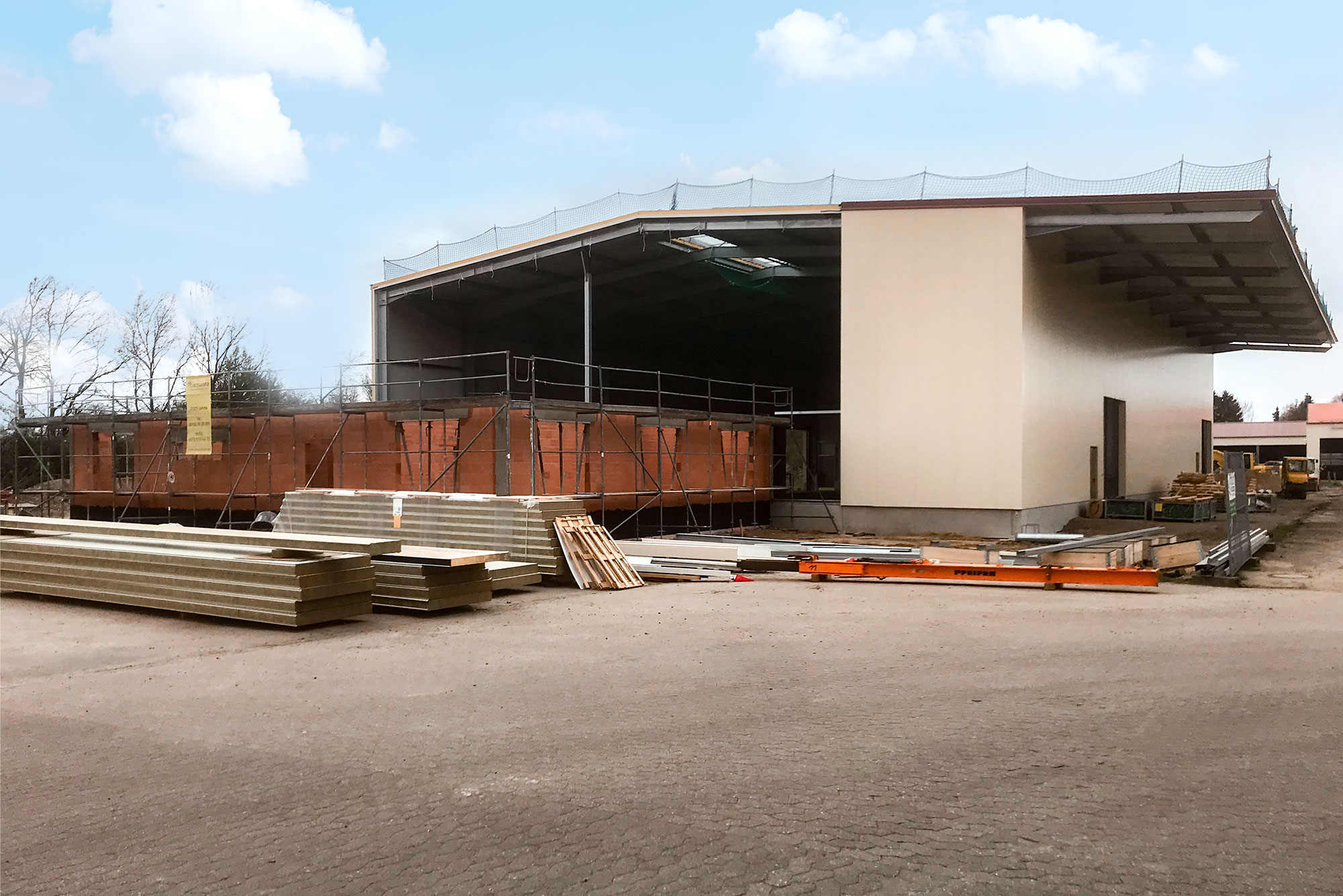 Neubau einer Produktions- und Lagerhalle mit Anbau eines Büro- und Sanitärgebäudes Neubau einer Produktions- und Lagerhalle mit Anbau eines Büro- und Sanitärgebäudes