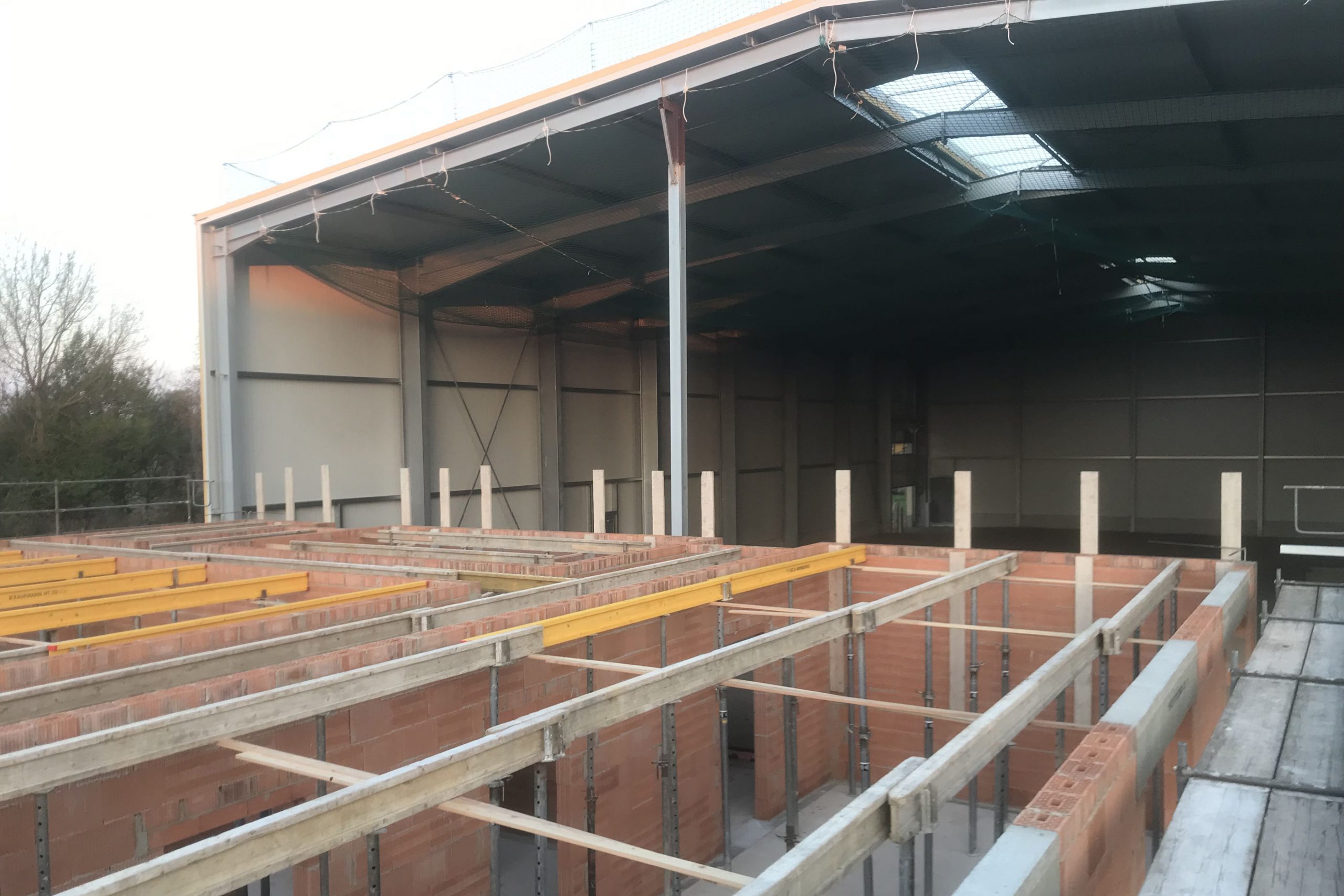 Neubau einer Produktions- und Lagerhalle mit Anbau eines Büro- und Sanitärgebäudes